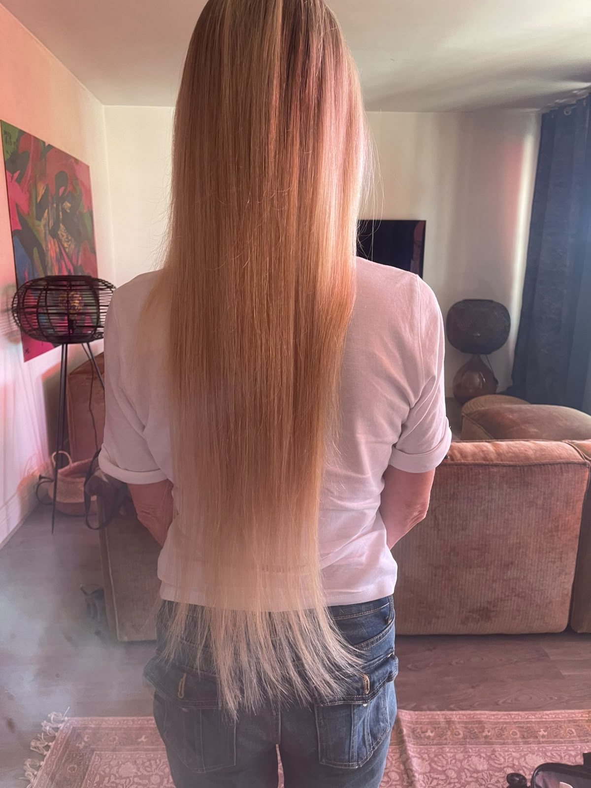 Chevelure blonde longue, lisse et dense après pose de 50 mèches