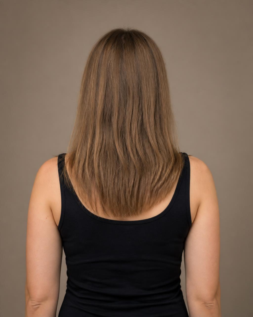 Cheveux châtains plats et sans volume avant pose